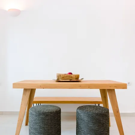 Iriana Suites Apartment *