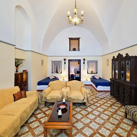 Iriana Suites Apartment *